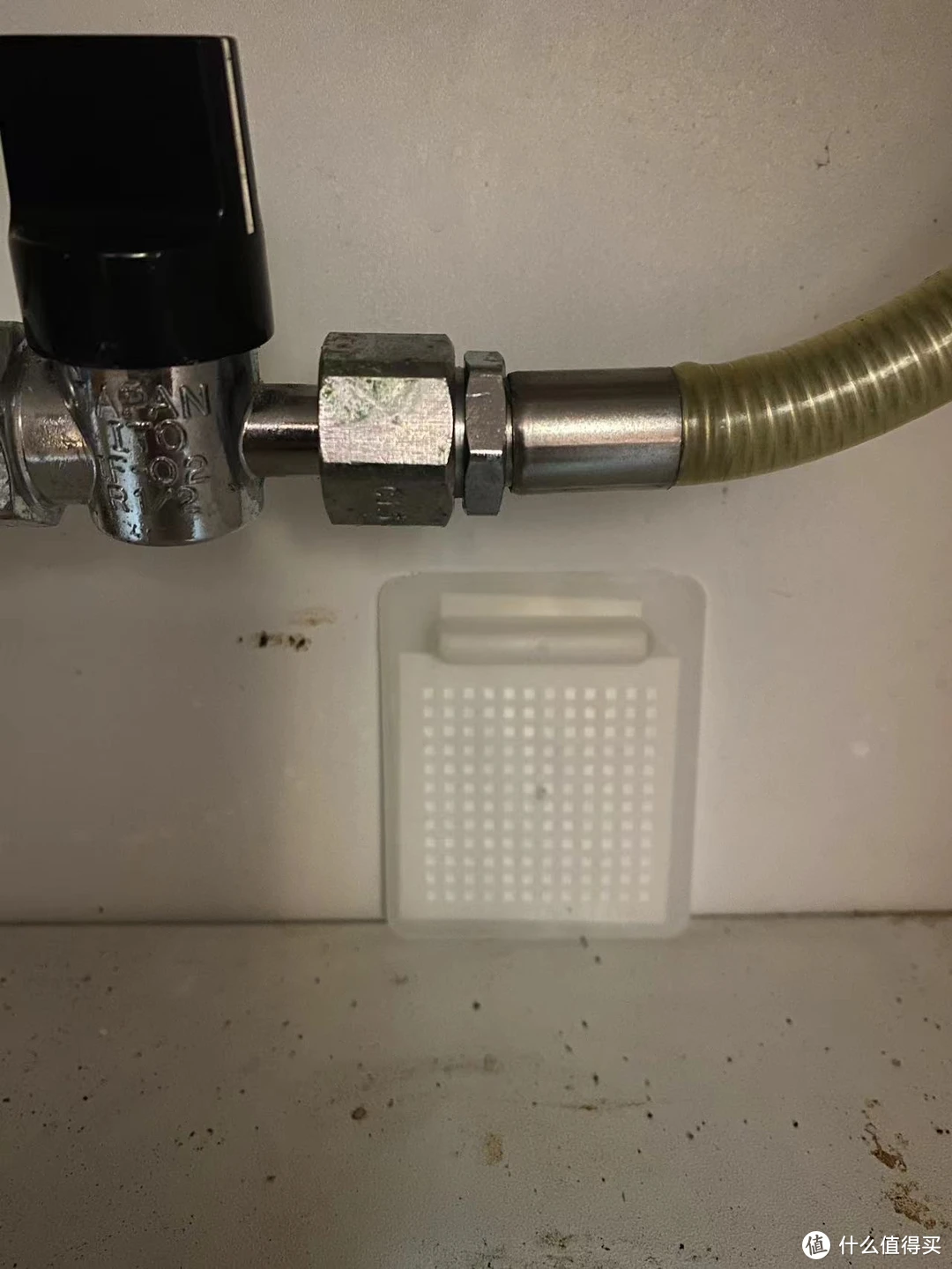 用力捏破药囊,放在蟑螂出没最多的地方